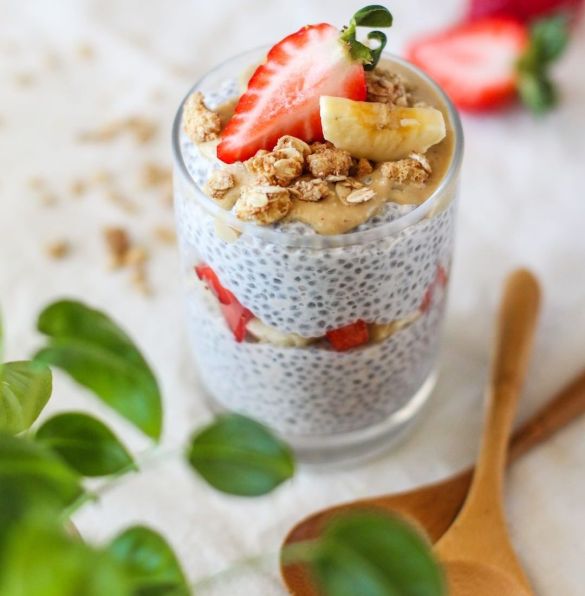 Overnight Oats com Chia e Frutas