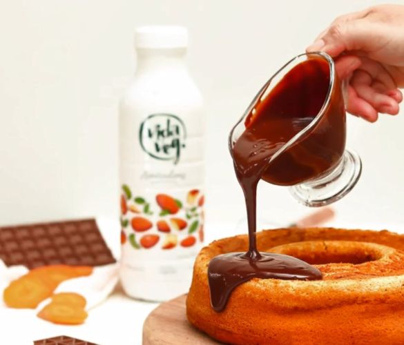 Bolo de Cenoura Vegano com Calda de Chocolate